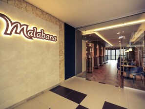 供應午餐及晚餐