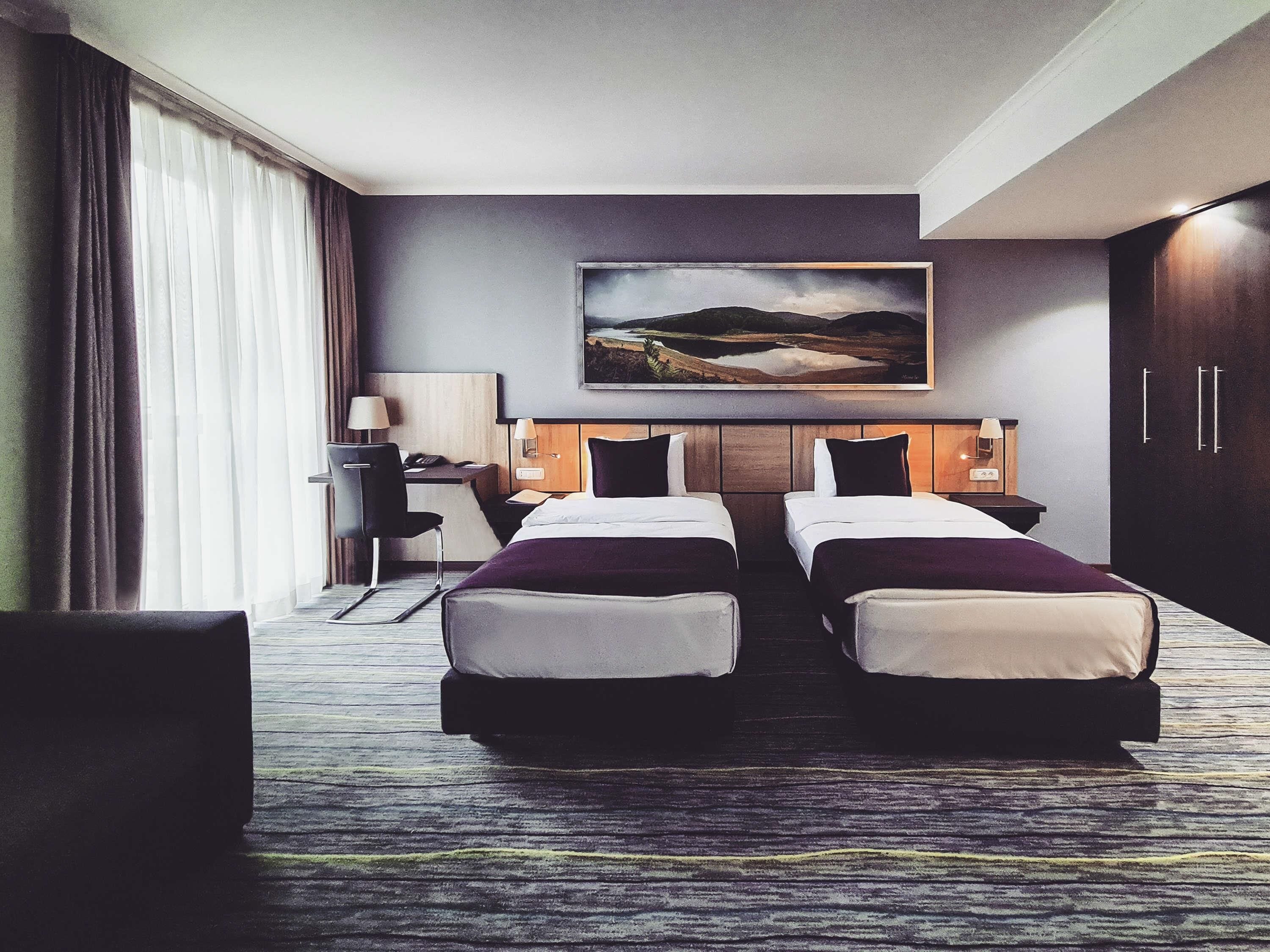 Standard Room, 2 Twin Beds | 1 bedroom, minibar, in-room safe, desk