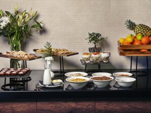 供應午餐及晚餐