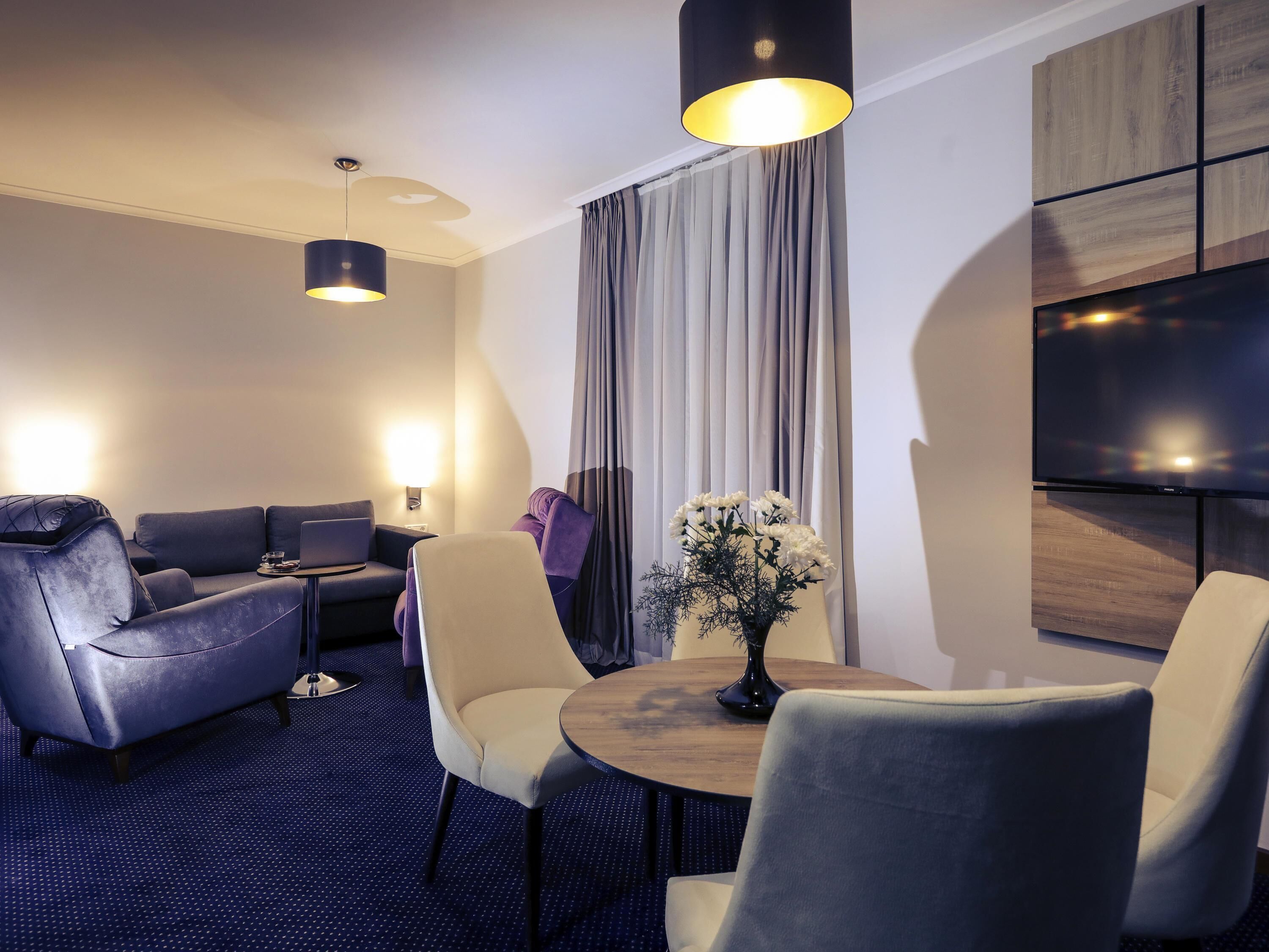 Suíte luxo, 1 cama King | 1 quarto, frigobar, cofres nos quartos, escrivaninha