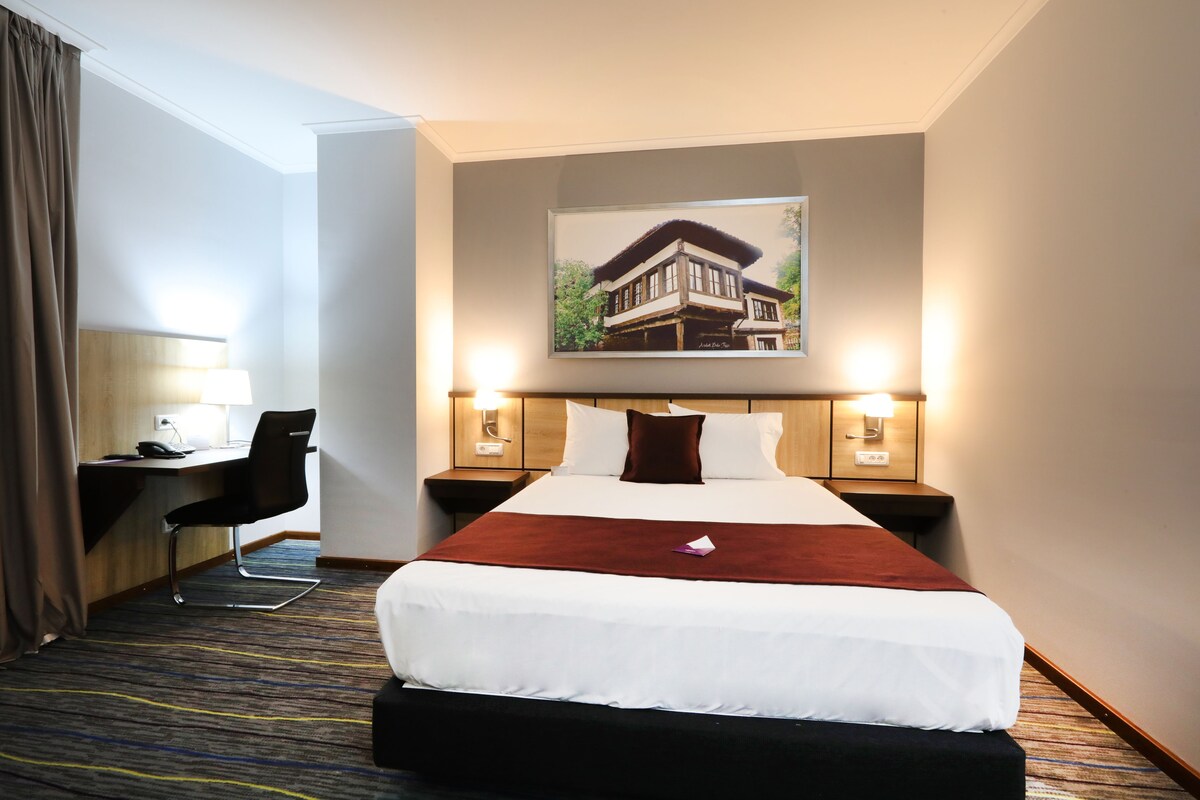 Phòng đôi Tiêu chuẩn, 1 giường đôi | 1 phòng ngủ, minibar, két bảo mật tại phòng, bàn 