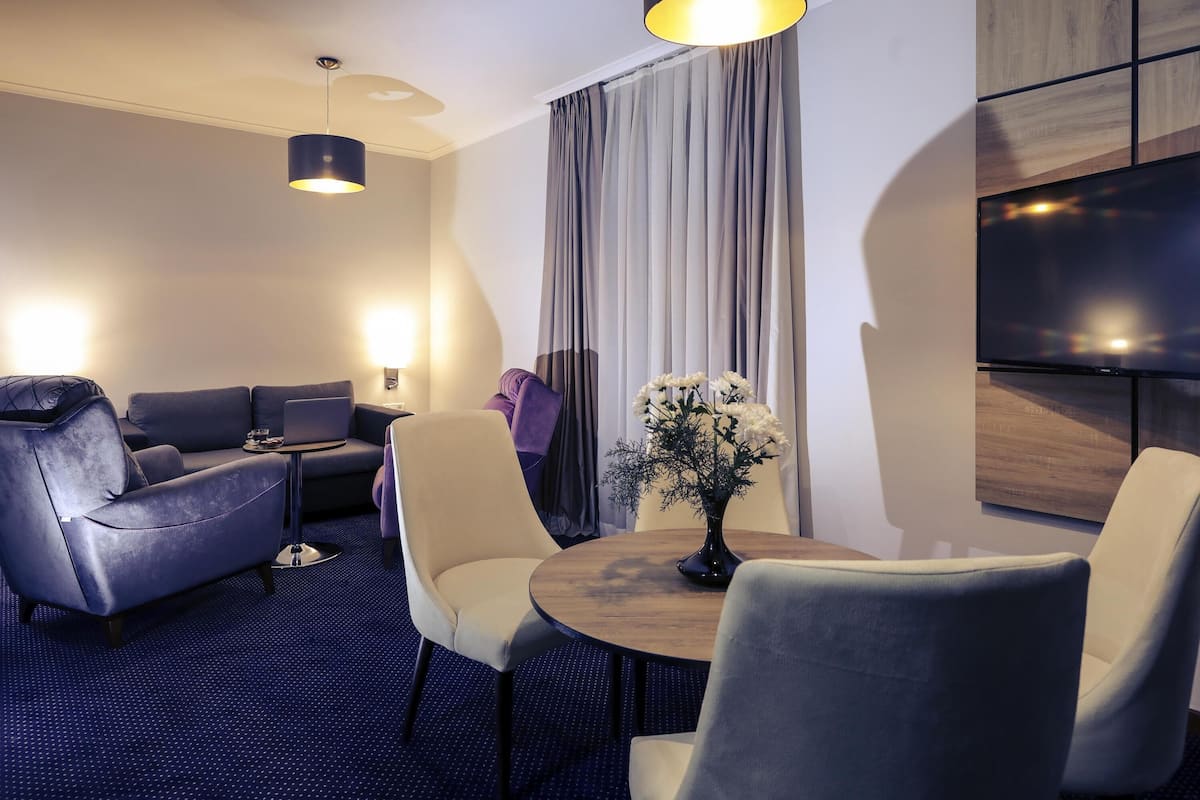 Suite Deluxe, 1 cama King size | 1 habitación, minibar, caja de seguridad en la habitación y escritorio