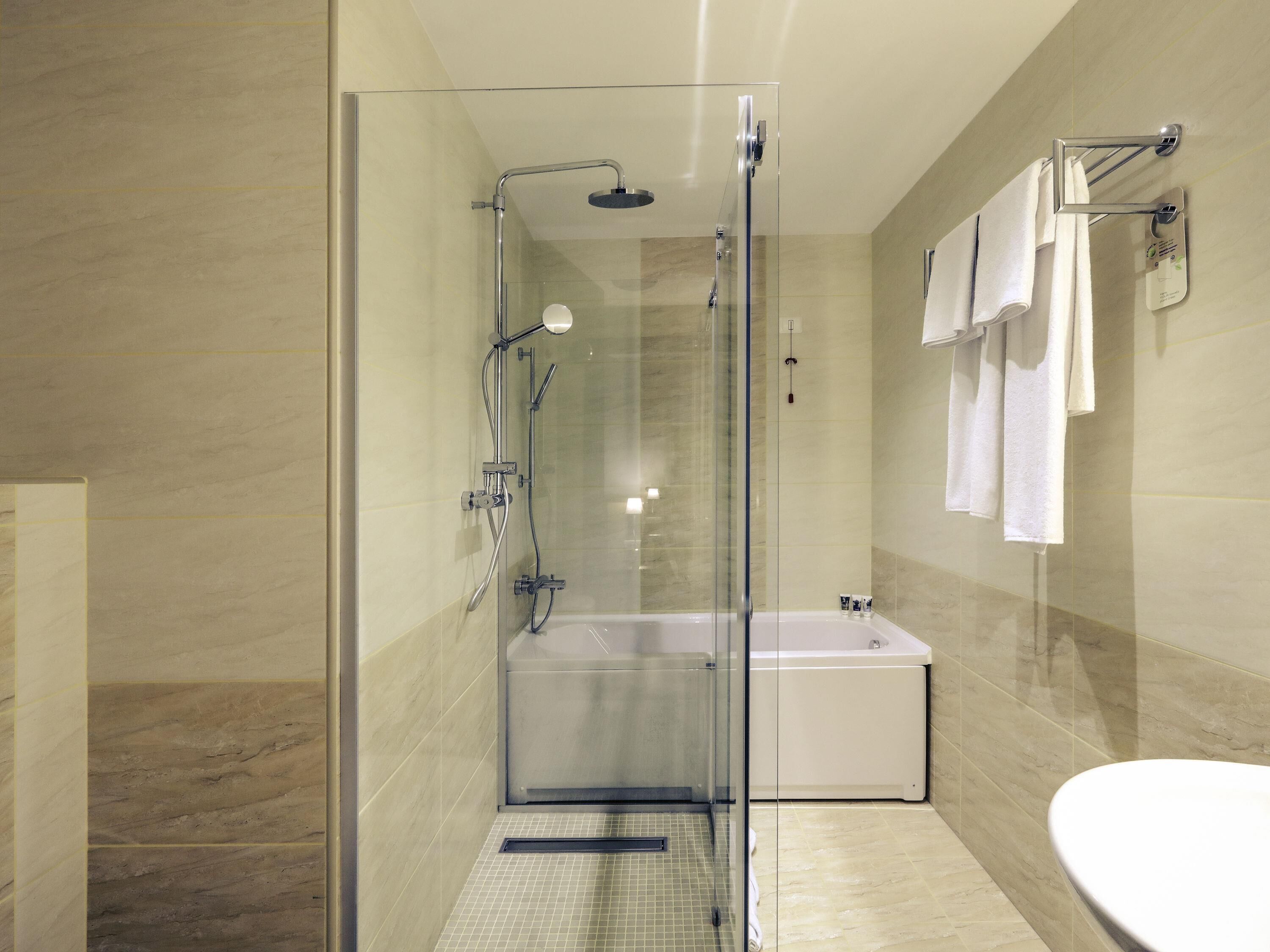 Suite – deluxe, 1 kingsize-seng | 1 soverom, minibar, safe på rommet og skrivebord