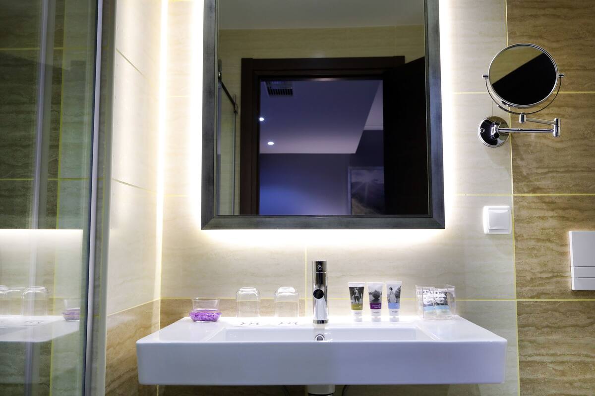 standard room, 2 single beds | bathroom sink