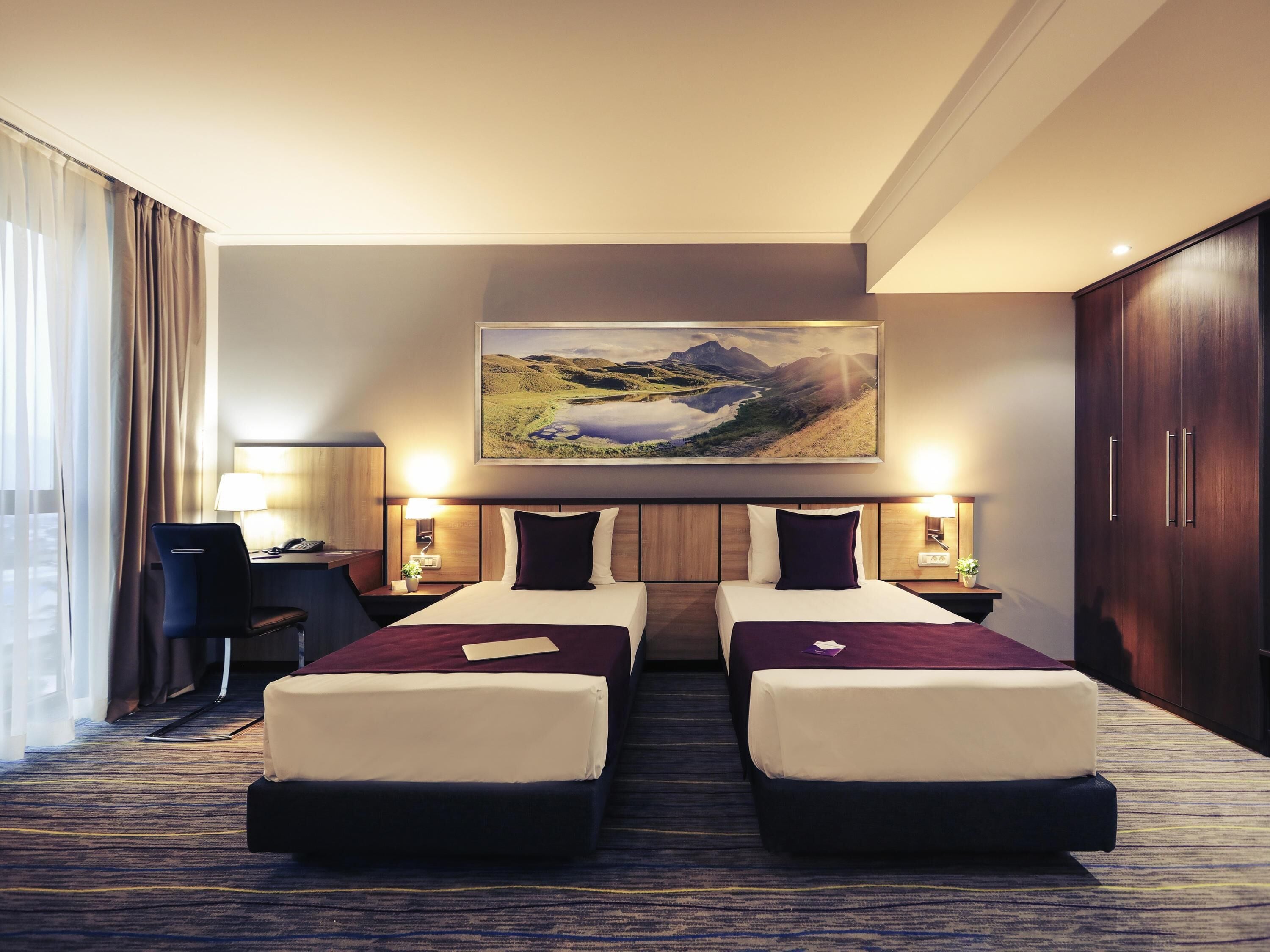 Standard Room, 2 Twin Beds | 1 bedroom, minibar, in-room safe, desk