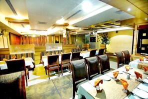 Dining - Hotel Meera (Raipur)