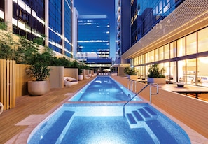 Outdoor pool, pool loungers - SKYE Hotel Suites Parramatta (Parramatta)