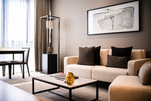 디럭스 스위트, 침실 1개 | 거실 공간 | 디지털 채널 시청이 가능한 40인치 평면 TV, TV, iPad