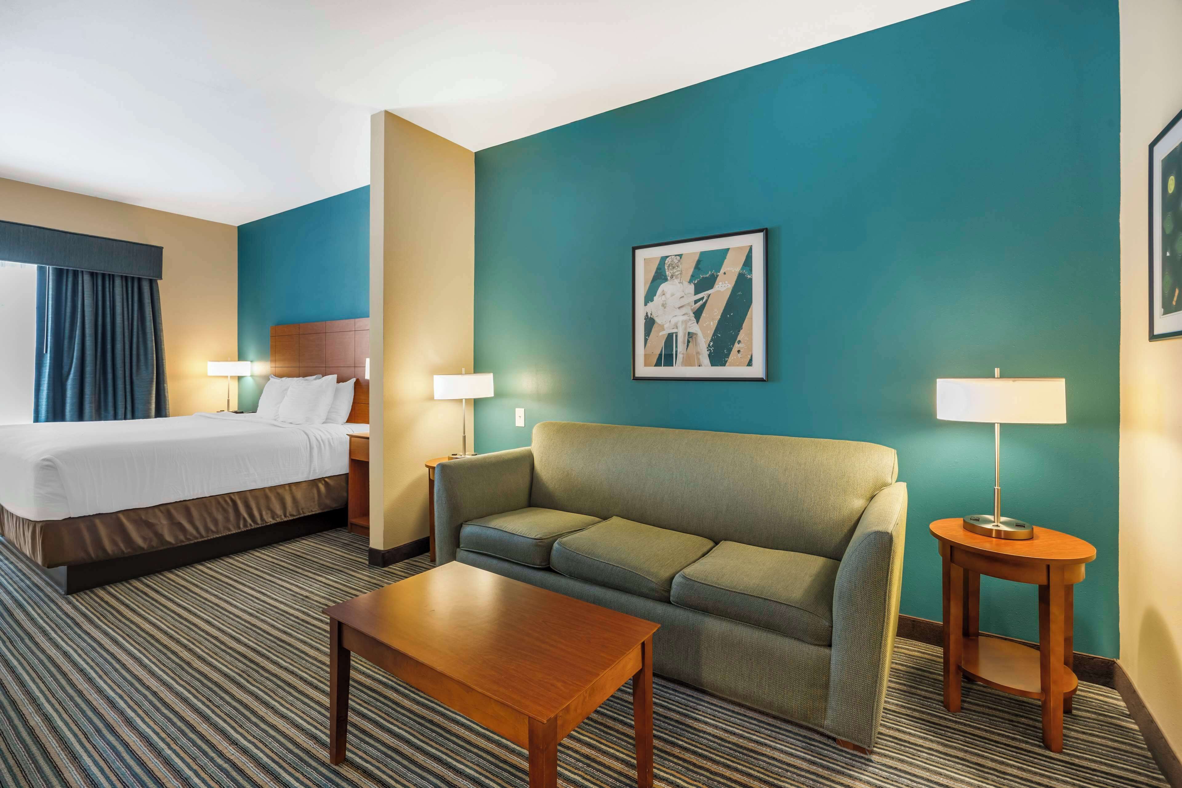 Roupas de cama premium, cofres nos quartos, escrivaninha