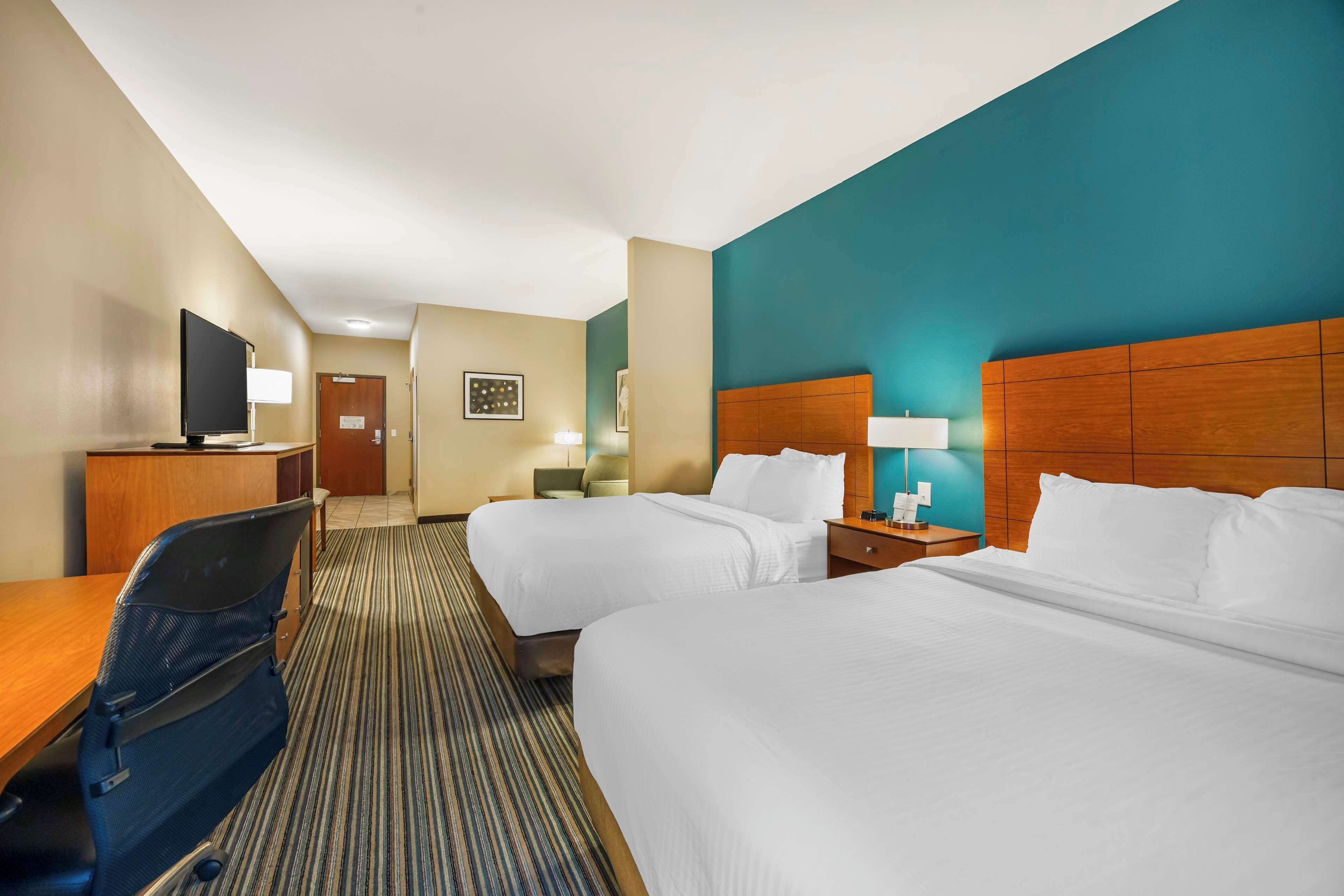 premium bedding, in-room safe, desk, laptop workspace