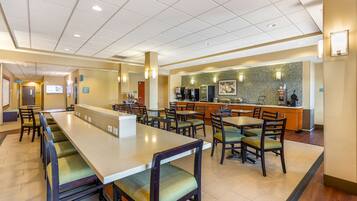 Petit déjeuner complet compris tous les jours