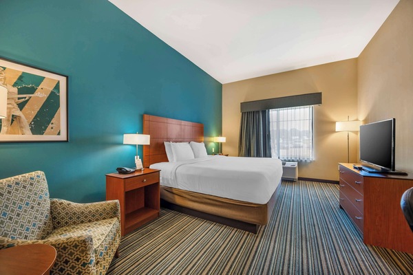 Premium bedding, in-room safe, desk, laptop workspace