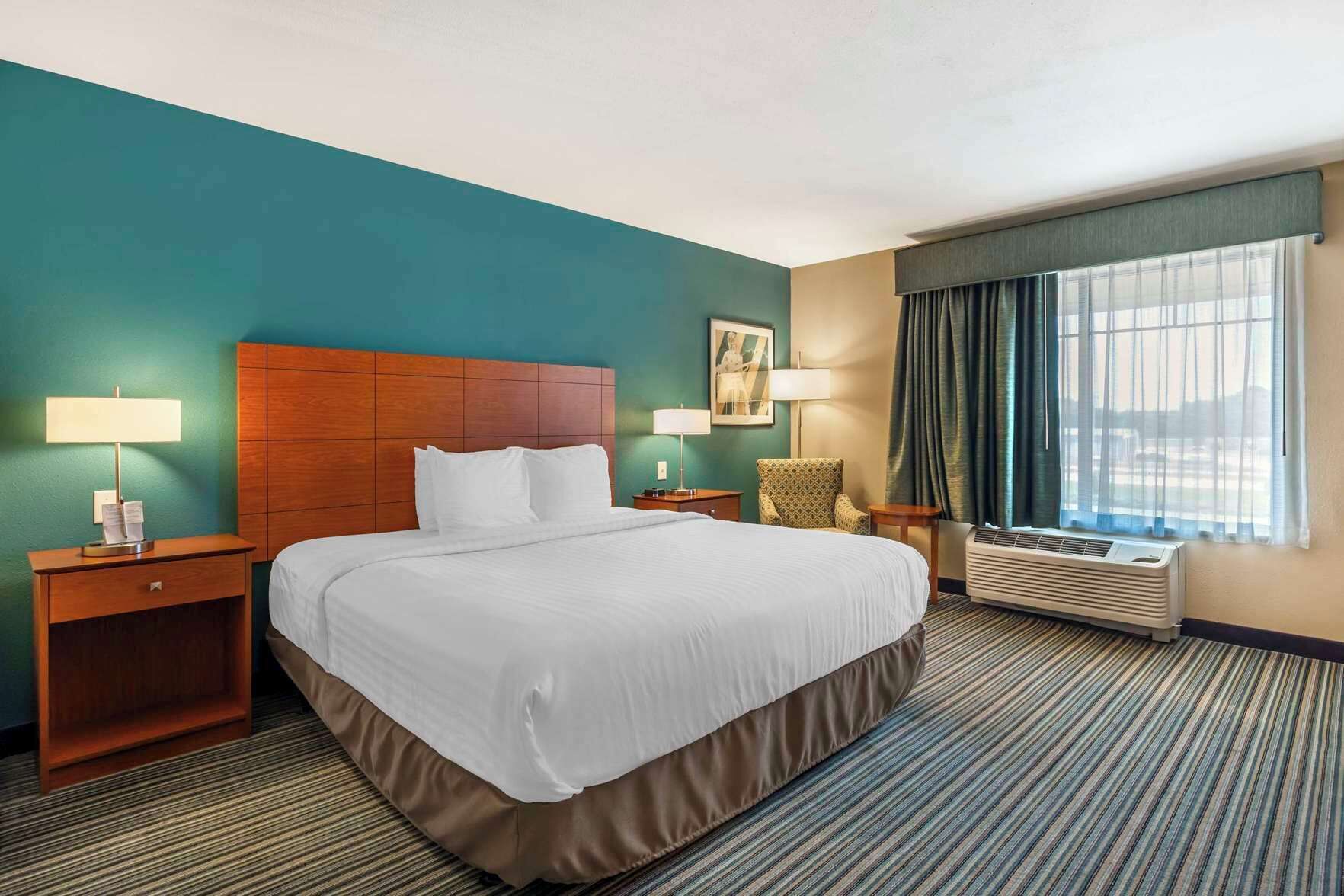 Premium bedding, in-room safe, desk, laptop workspace