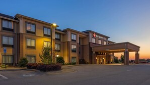 Un hotel Best Western Plus con entrada cubierta, varios pisos y estacionamiento.