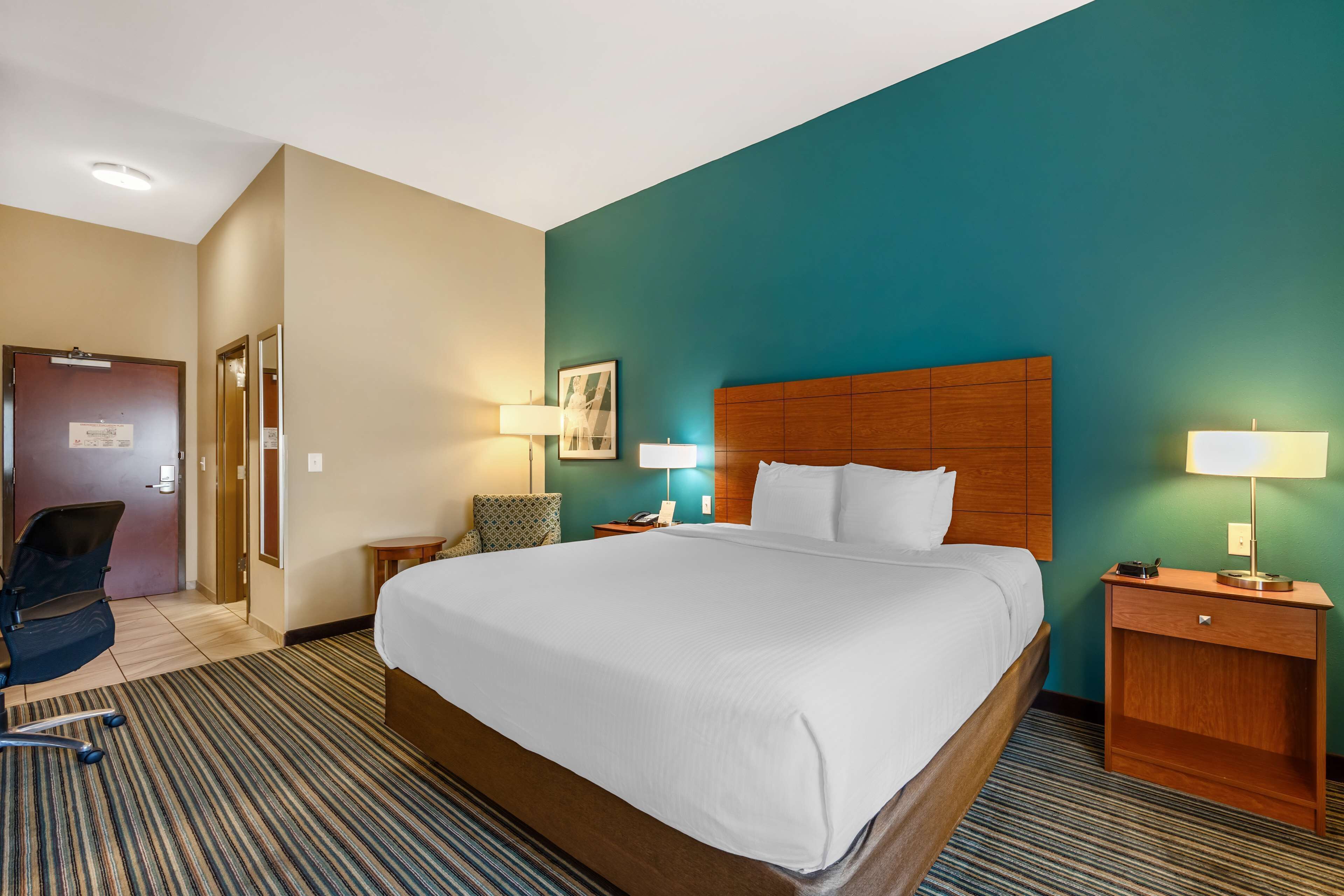 premium bedding, in-room safe, desk, laptop workspace