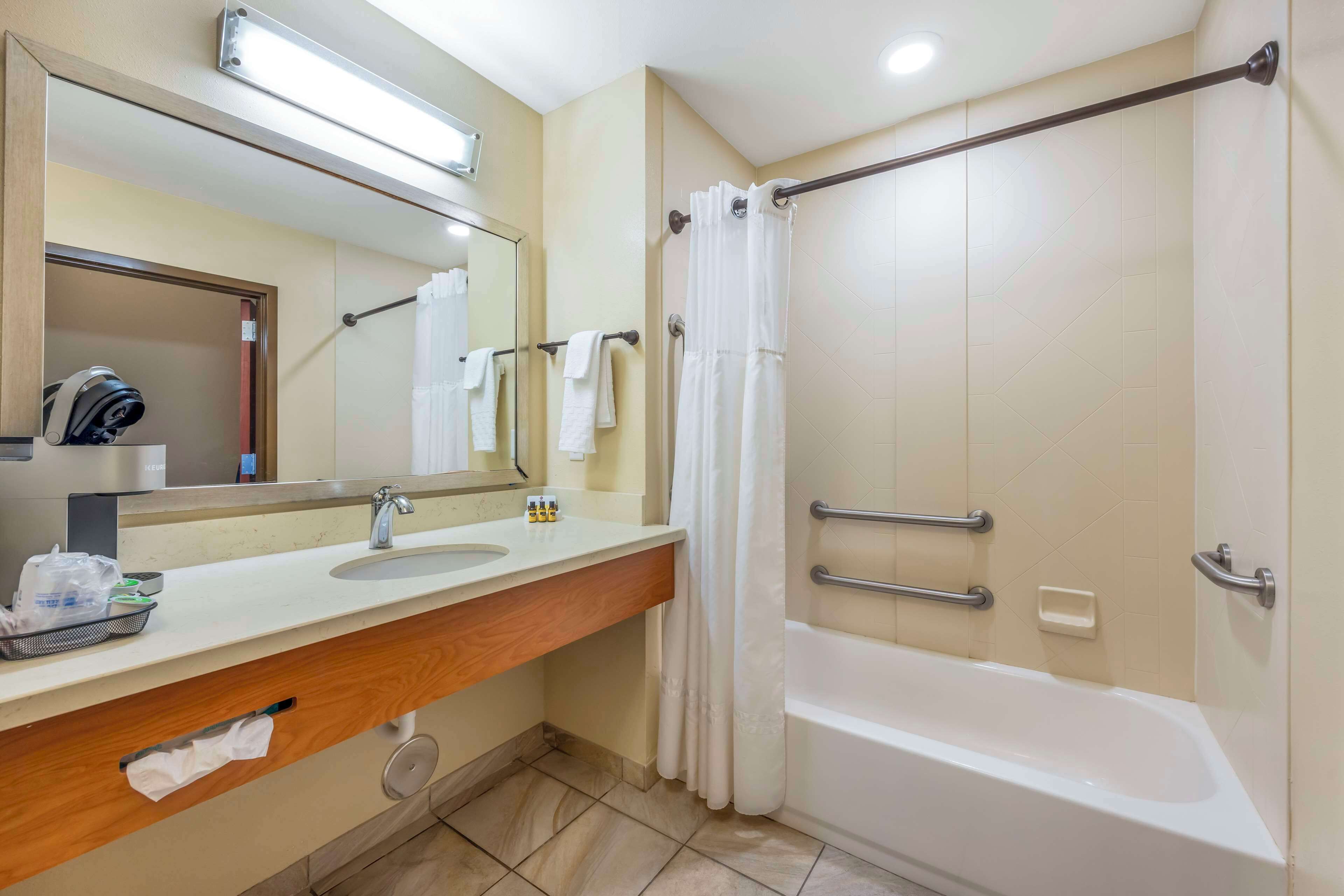 standard room, 1 king bed, accessible, bathtub | bathroom | free toiletries, hair dryer, towels, soap