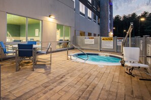 屋内プール、営業時間 6:00 ～ 22:00、サンラウンジャー
