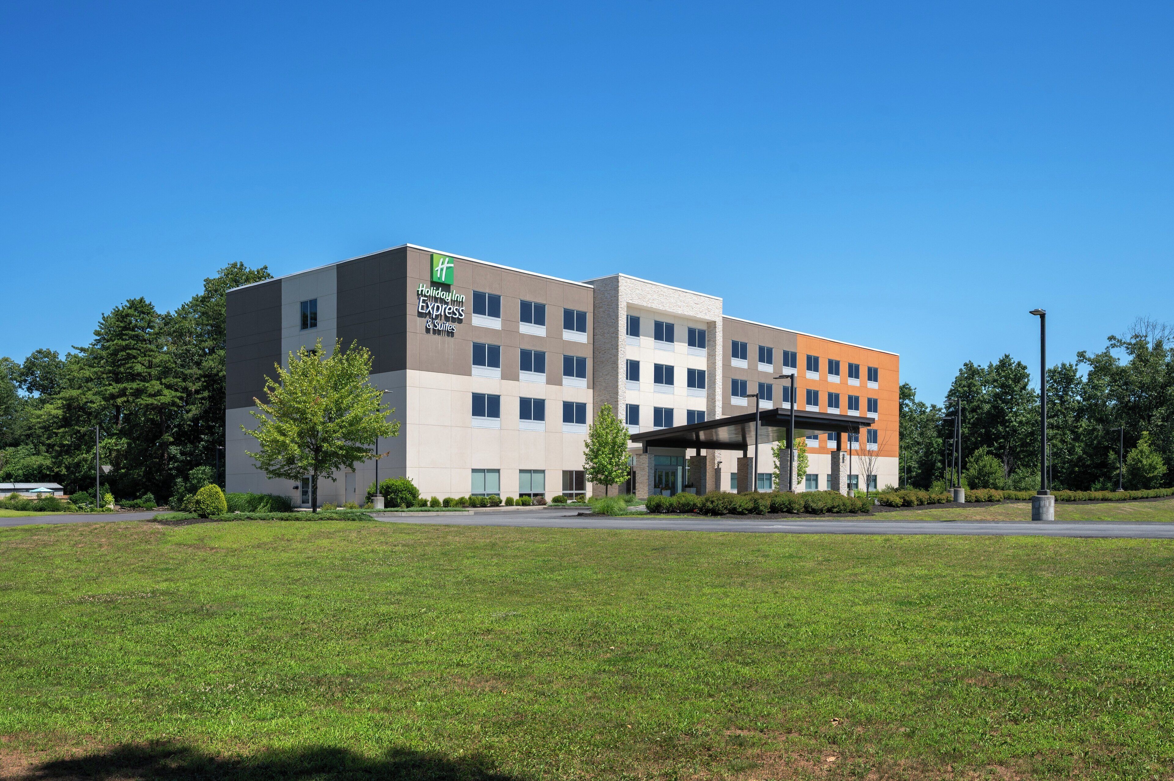 Modernilla designilla varustettu Holiday Inn Express -hotelli, jossa on tasakatto, useita ikkunoita ja katettu sisäänkäynti.