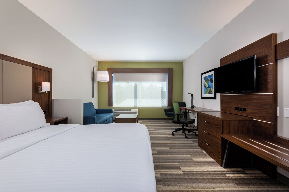 Premium bedding, in-room safe, desk, laptop workspace