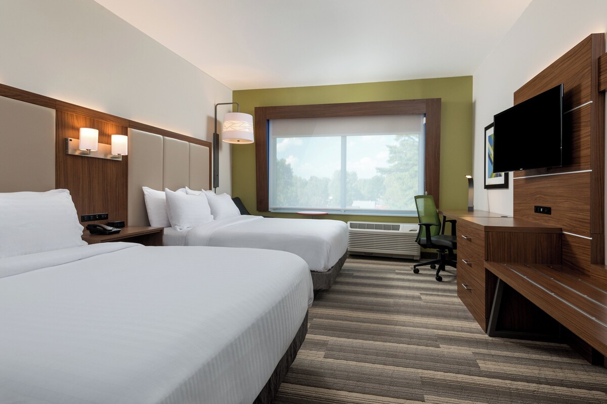 Premium bedding, in-room safe, desk, laptop workspace