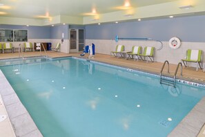 En swimmingpool med en flytväst, stolar och ett omklädningsrum.