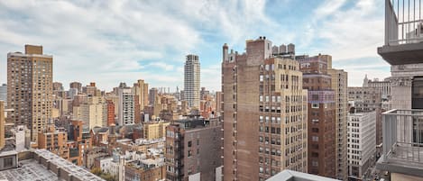 Un horizonte urbano con rascacielos y diversos estilos arquitectónicos bajo un cielo despejado.