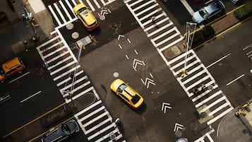 Vista aérea de una intersección urbana con múltiples carriles, semáforos y vehículos.