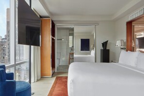 Suíte luxo, sacada | Roupas de cama premium, frigobar (abastecido com itens grátis)