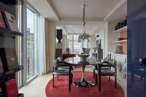 Cobertura, 1 quarto, terraço, vista para a cidade | Área de estar | TV LCD, livros
