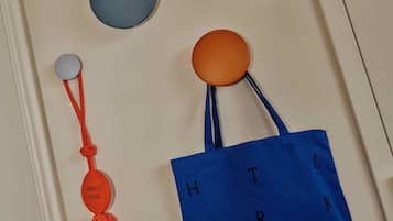 Una bolsa de tela azul con la inscripción 'HARTLEBY NEW YORK' colgada en una pared.