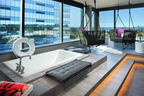 Ropa de cama de alta calidad, caja fuerte, escritorio