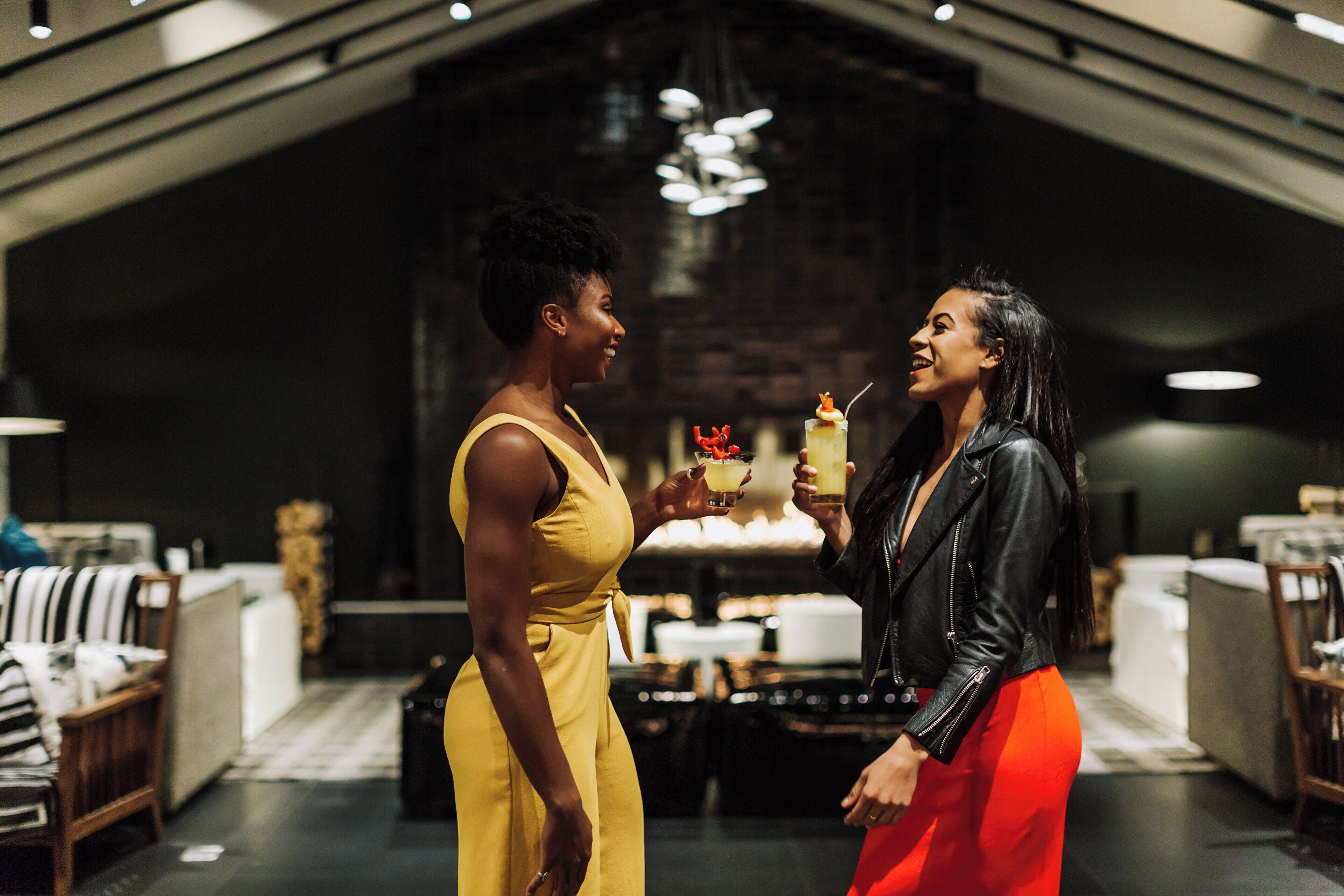 Una televisión de pantalla plana, una estación de conexión para iPod