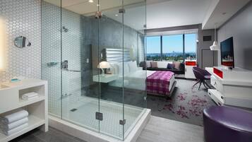 Sängtillbehör av högsta kvalitet och värdeförvaringsskåp på rummet