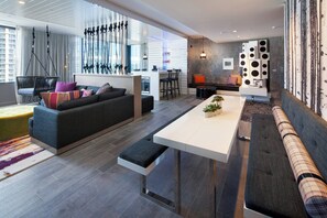 Premium bedding, in-room safe, desk, laptop workspace - W Bellevue (Bellevue)