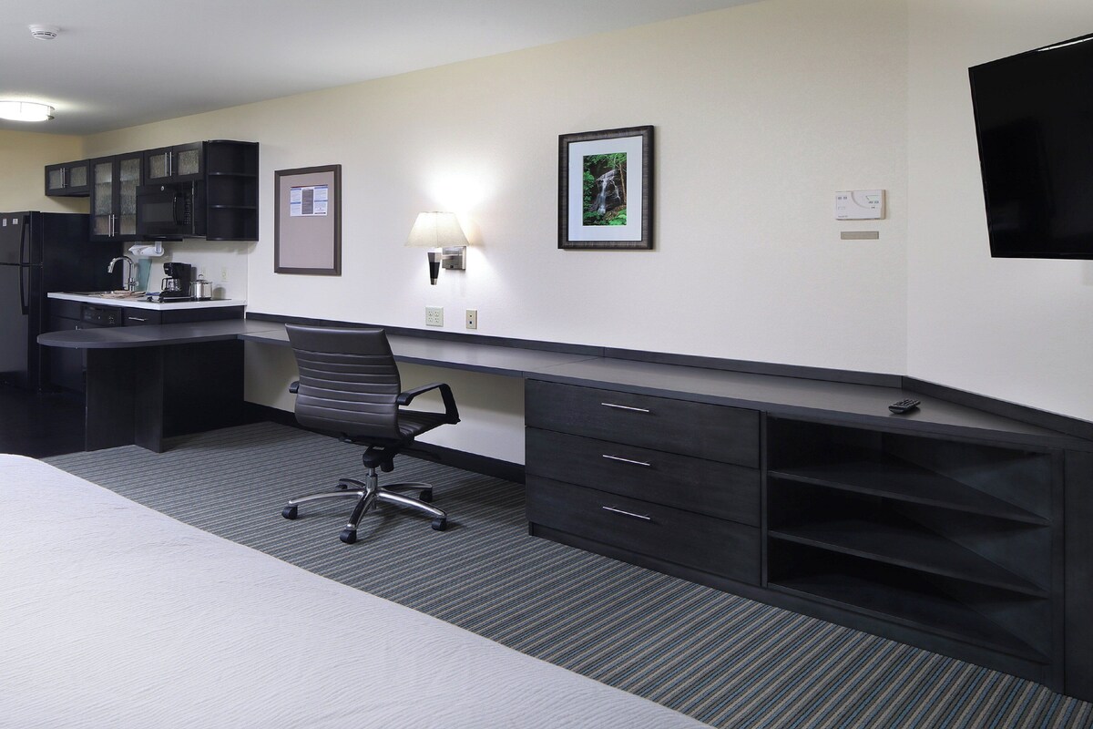 Hypo-allergenic bedding available, in-room safe, desk, blackout drapes
