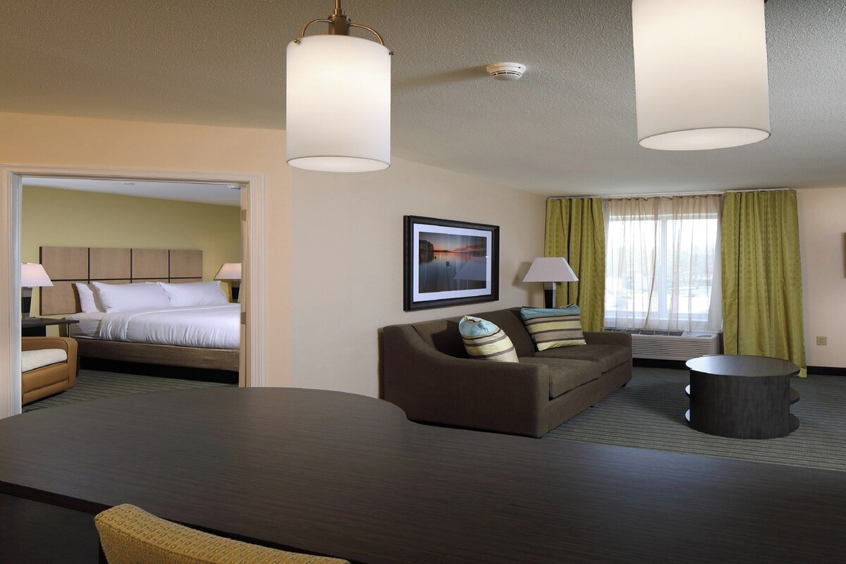Hypo-allergenic bedding available, in-room safe, desk, blackout drapes