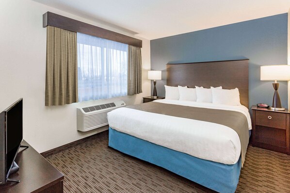 Room, 1 King Bed, Non Smoking | Desk, blackout curtains, soundproofing, iron/ironing board