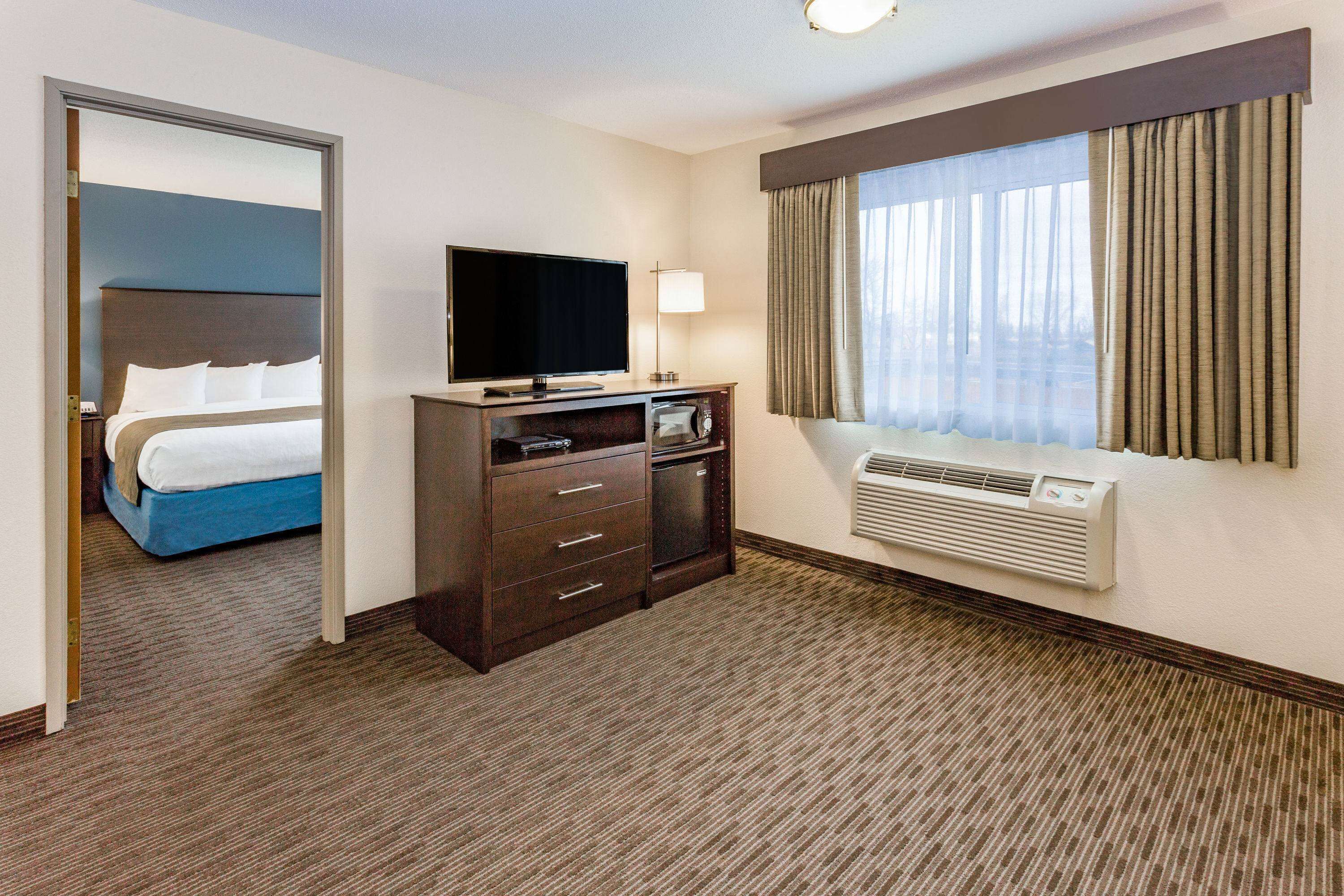 deluxe suite, 1 king bed, non smoking (one-bedroom) | desk, blackout curtains, soundproofing, iron/ironing board