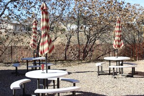 BBQ/picnic Area - Fort Verde Suites Motel (Camp Verde)