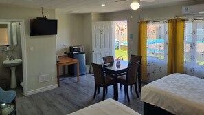 Habitación familiar, 2 camas dobles | Escritorio, wifi gratis, ropa de cama