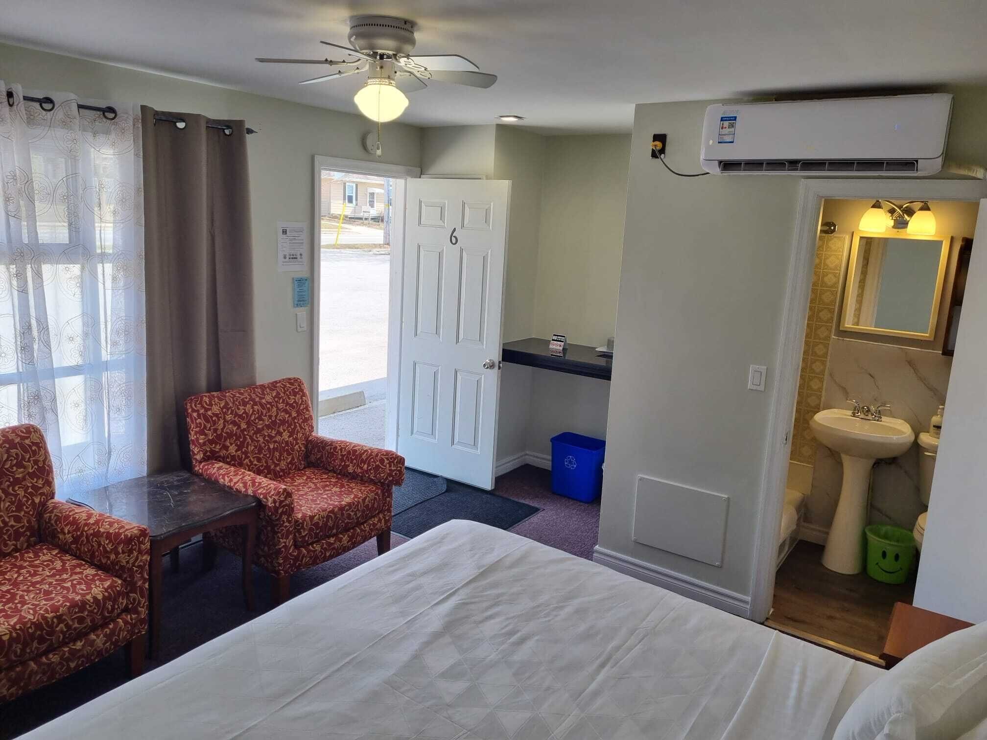 Standard Room, 1 King Bed | Desk, free WiFi, bed sheets