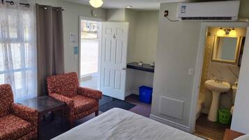 Standard Room, 1 King Bed | Desk, free WiFi, bed sheets