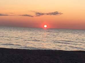 Una spiaggia nelle vicinanze, sabbia bianca