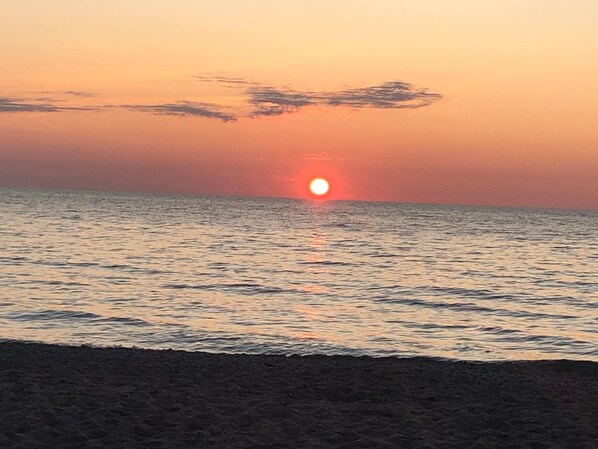 Una playa cerca, arena blanca