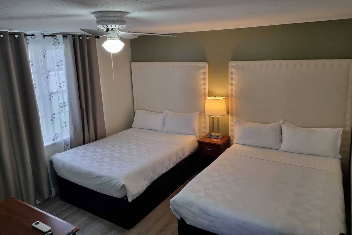 Escritorio, wifi gratis y ropa de cama