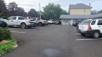 Un parking où sont stationnés plusieurs véhicules, notamment des camions et des voitures.