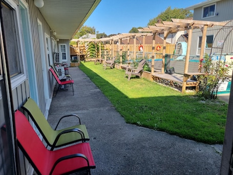 Exterior. Manor Motel