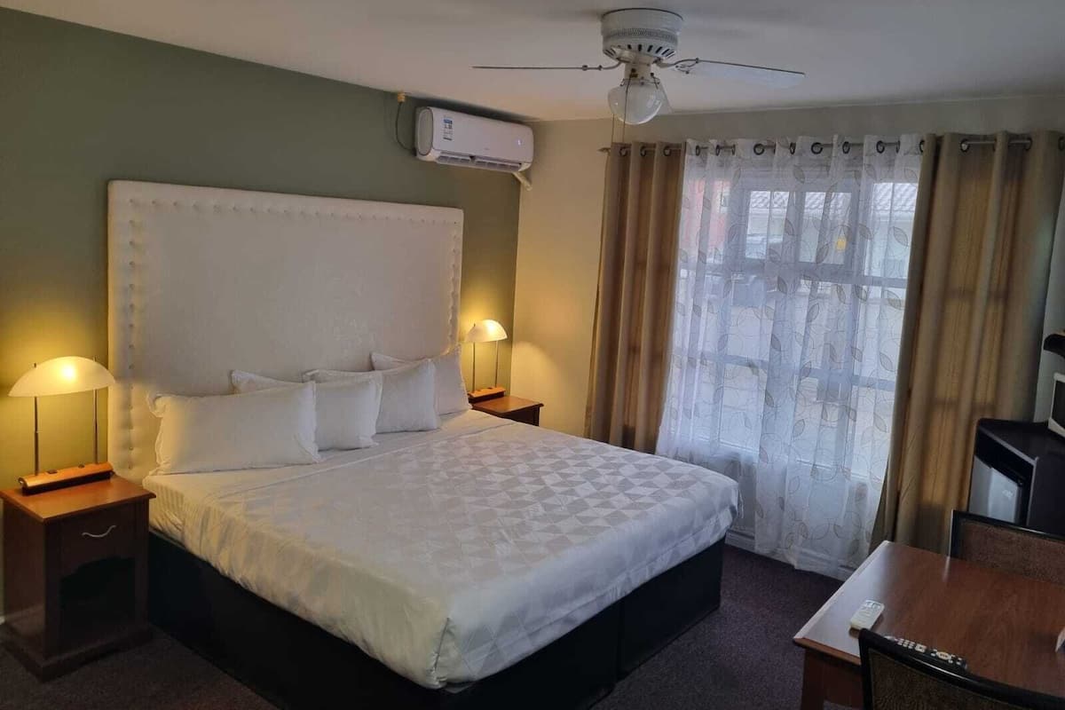 Escritorio, wifi gratis y ropa de cama