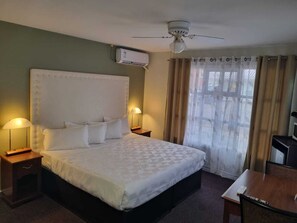 Escritorio, wifi gratis y ropa de cama