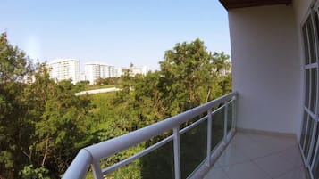 Minibar, escritorio, cortinas blackout y wifi gratis